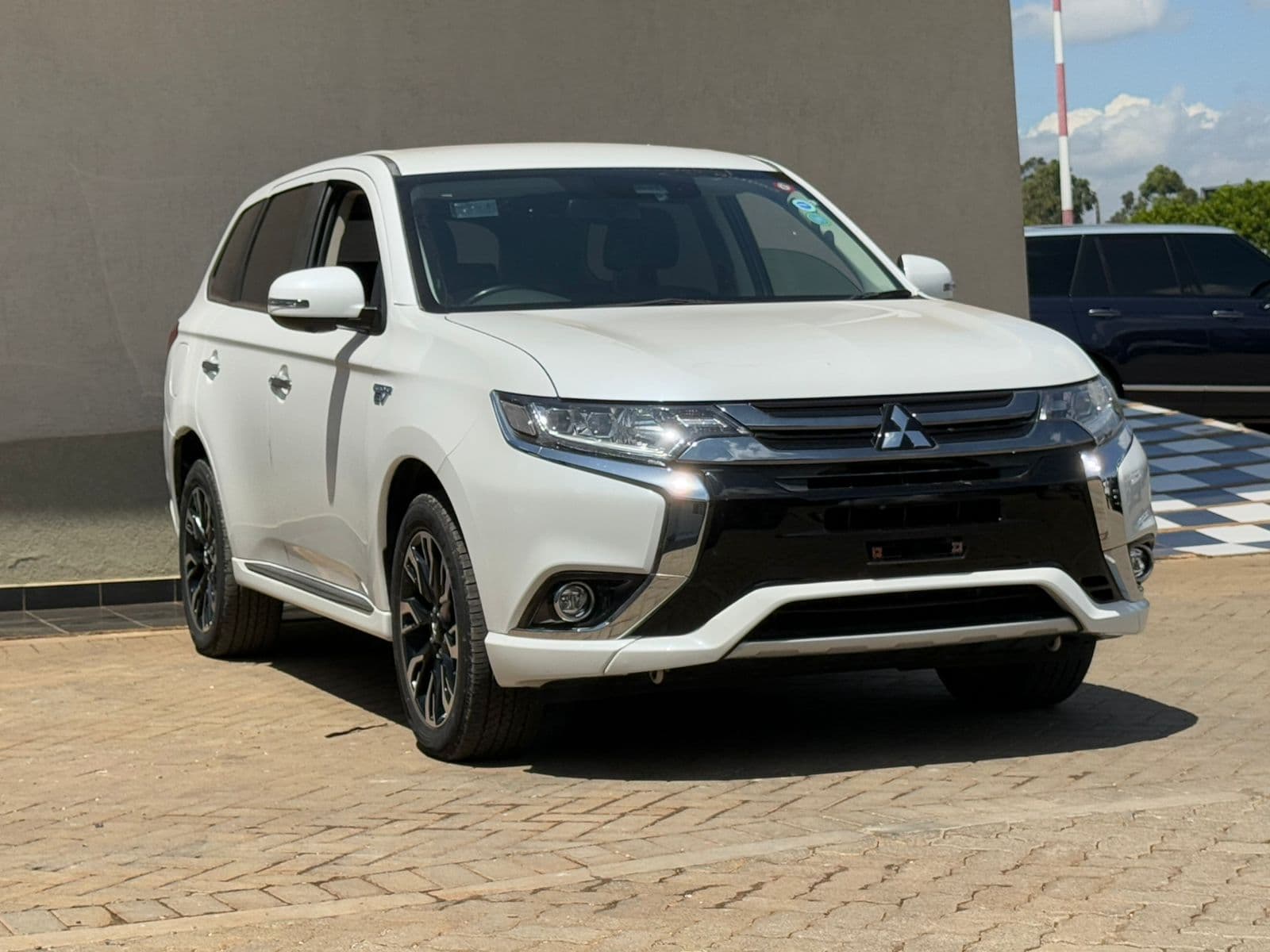 Image of Mitsubishi Outlander PHEV YOM - 2017