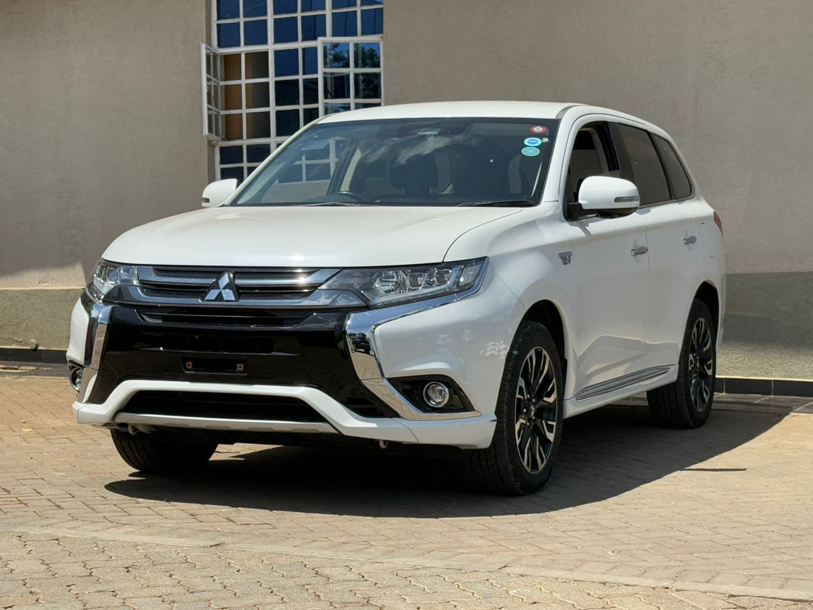 Image of Mitsubishi Outlander PHEV YOM - 2017