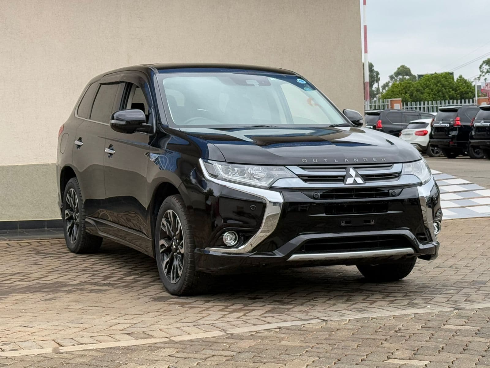 Image of Mitsubishi Outlander PHEV YOM - 2017
