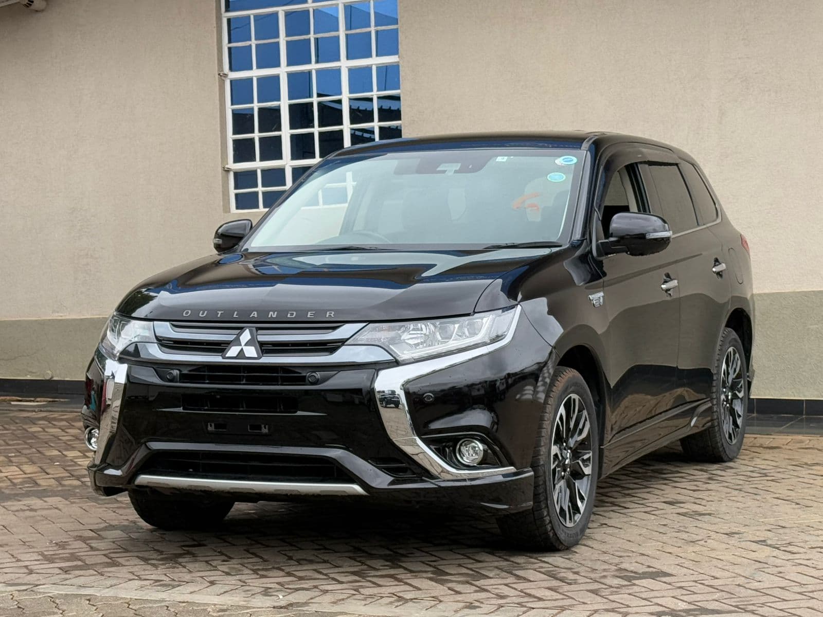 Image of Mitsubishi Outlander PHEV YOM - 2017