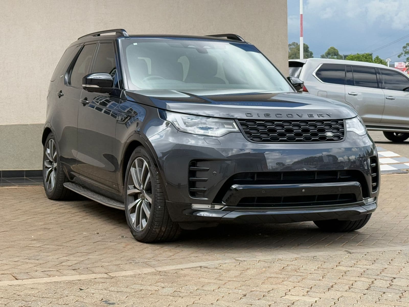 Image of Land Rover Discovery V R-Dynamic YOM - 2021