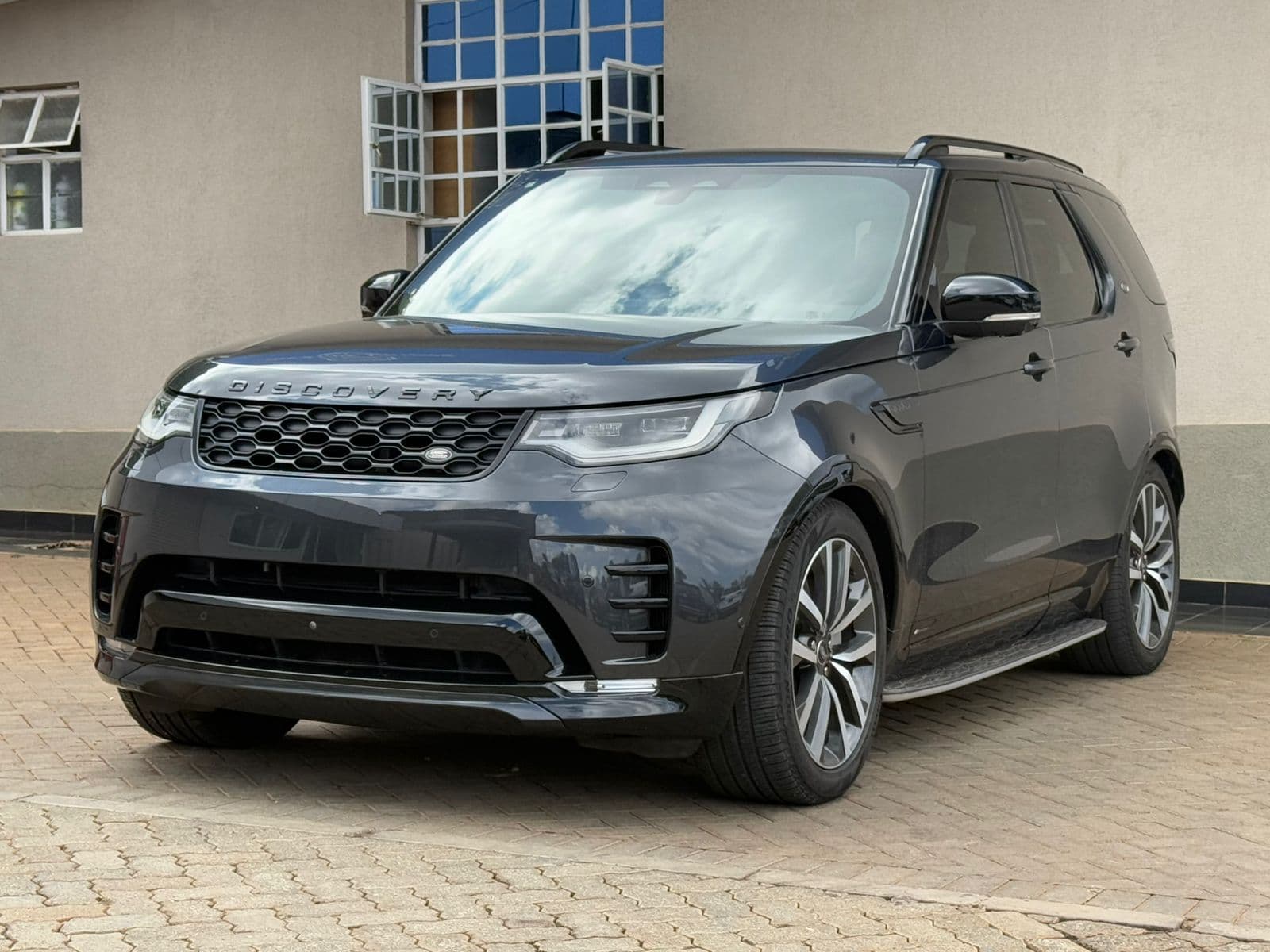Image of Land Rover Discovery V R-Dynamic YOM - 2021