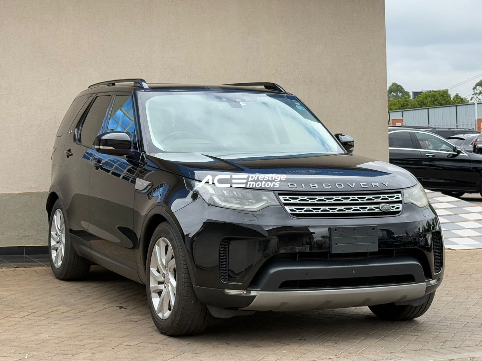 Image of Land Rover Discovery V YOM - 2017