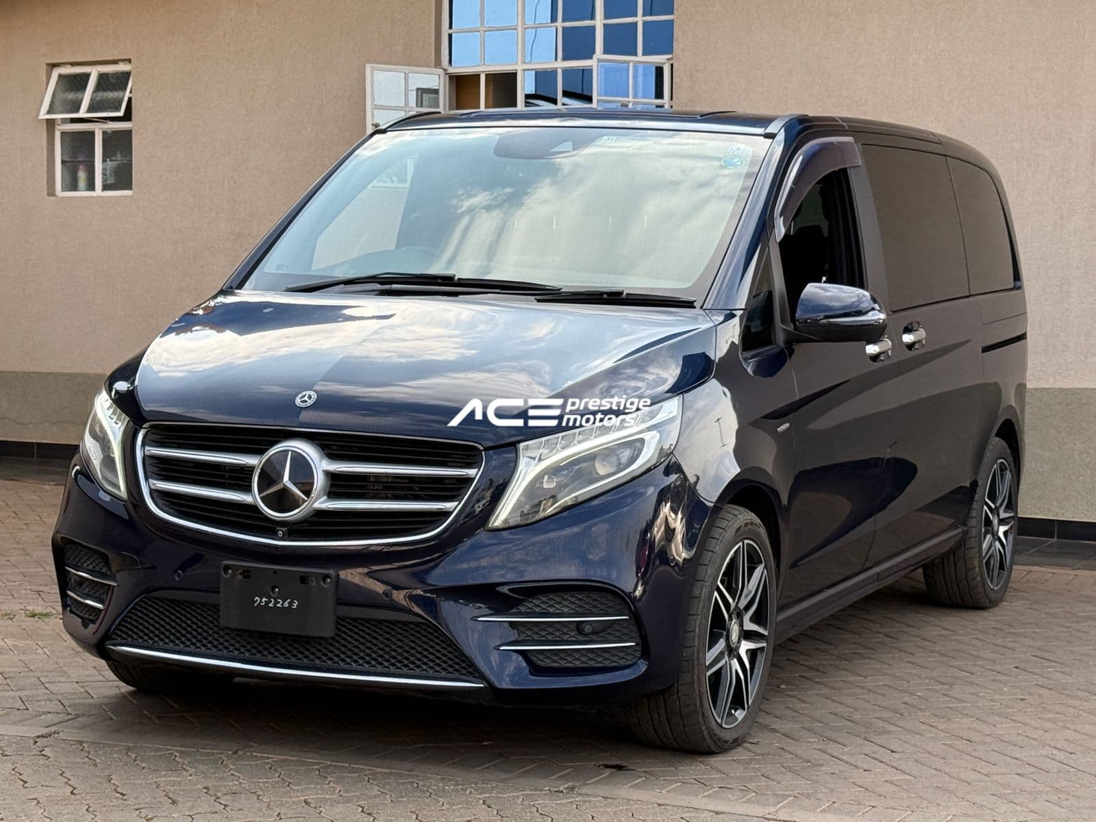 Image of Mercedes‑Benz V220d YOM - 2017