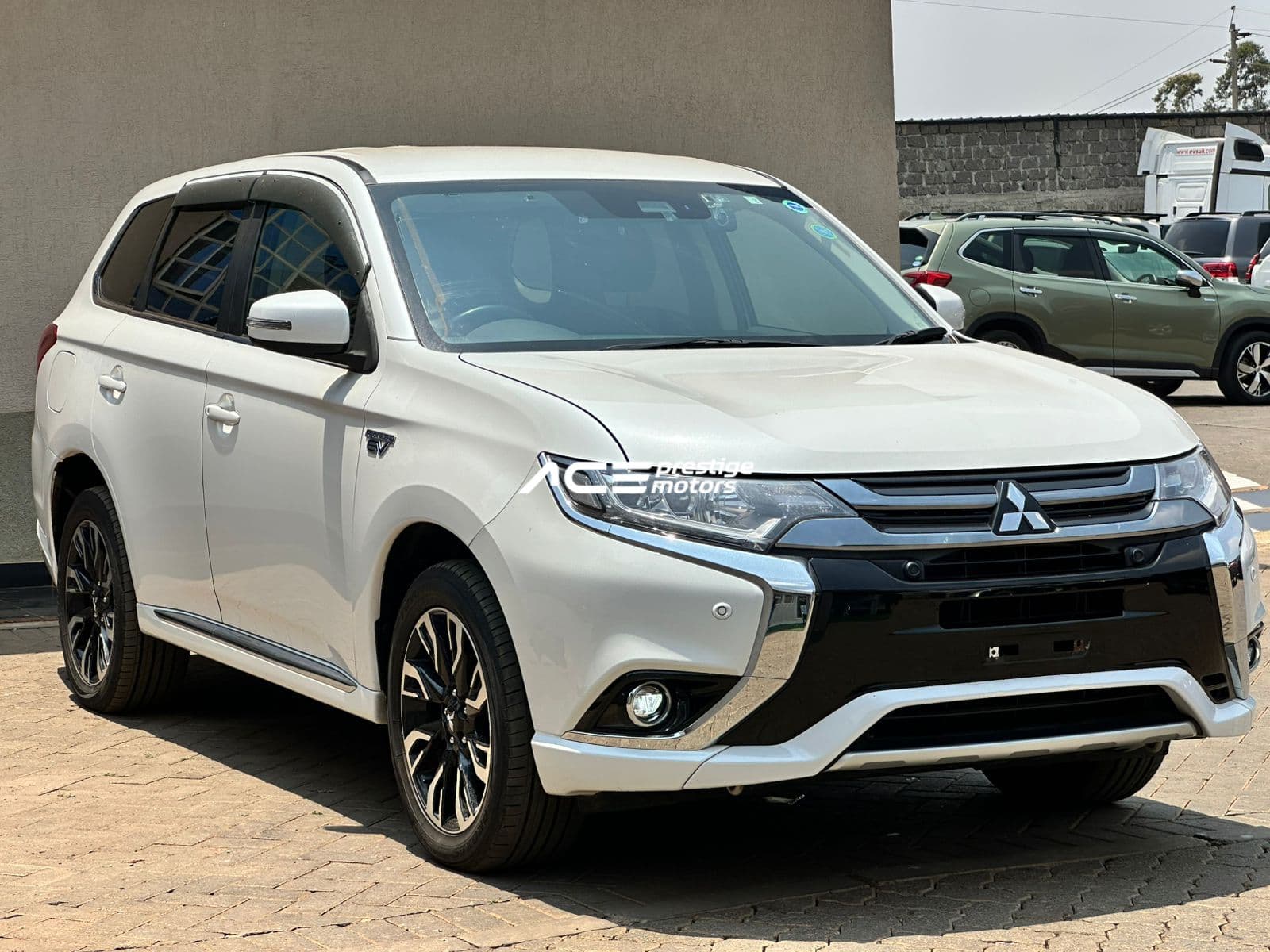 Image of Mitsubishi Outlander PHEV YOM - 2018