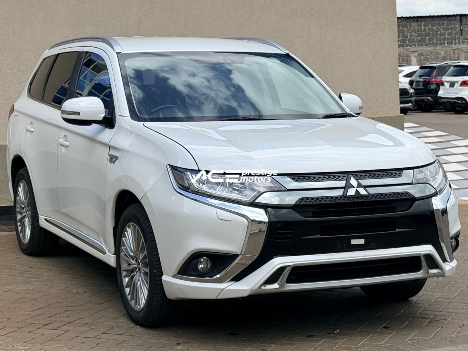 Image of Mitsubishi Outlander PHEV YOM - 2018