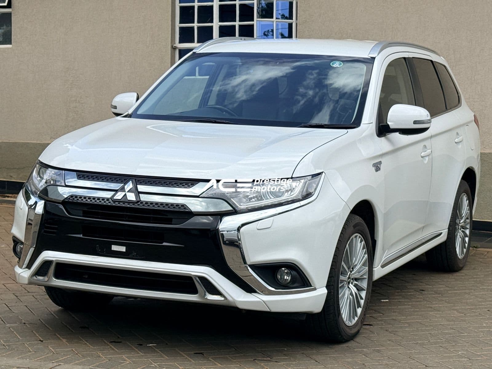 Image of Mitsubishi Outlander PHEV YOM - 2018