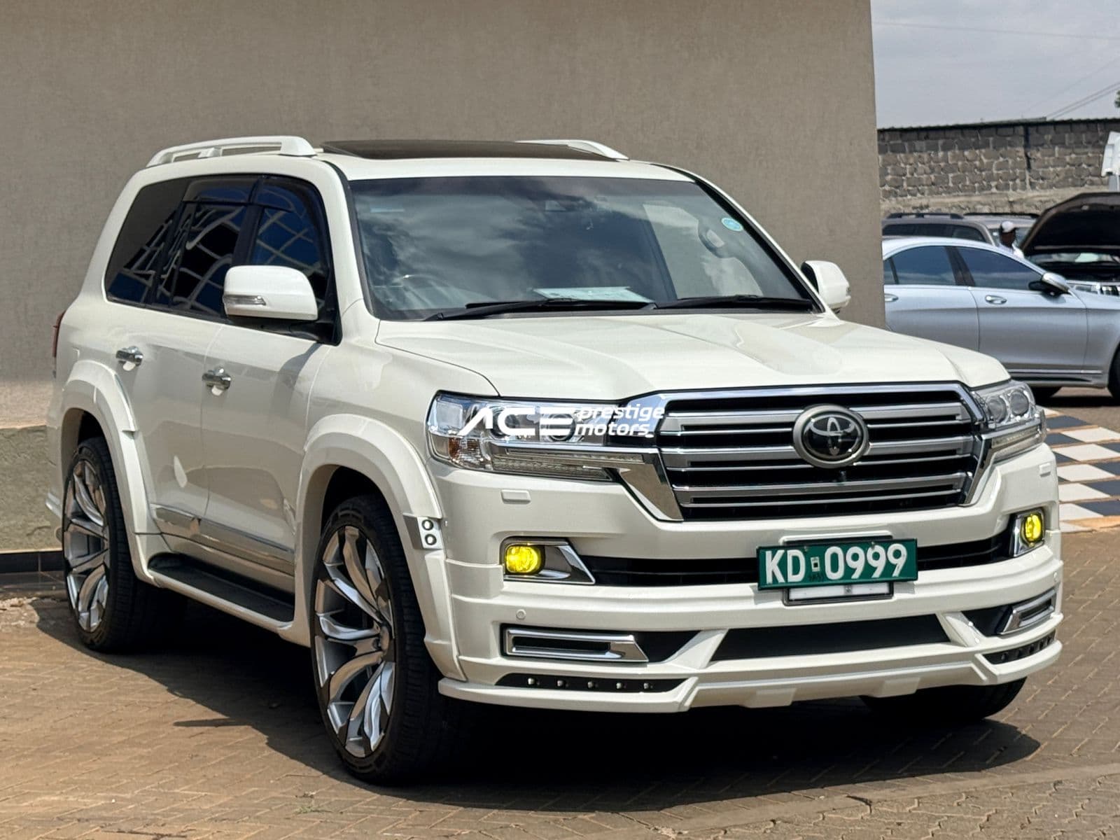 Image of Toyota Land Cruiser LC200 ZX Wald Kitted YOM - 2020